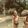 Kim com o filho Iuri na piscina - 1984