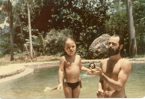 Kim com o filho Iuri na piscina - 1984